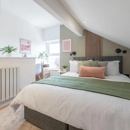 Modern 2 Bedroom Flat Near Centre With Free Parking, Ideal For Contractors & Long - Nordstay 아파트 *