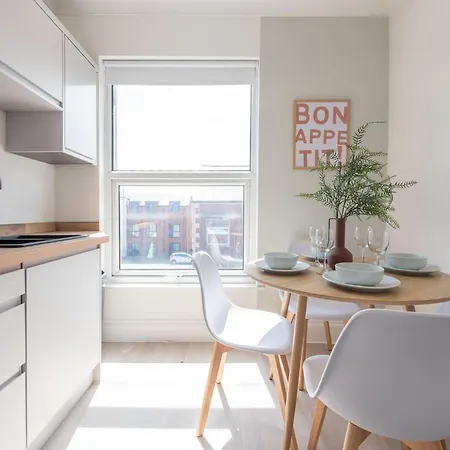 公寓 Stylish 2 Bedroom Flat Near Centre With Free Parking, Ideal For Contractors & Long - Nordstay 利兹
