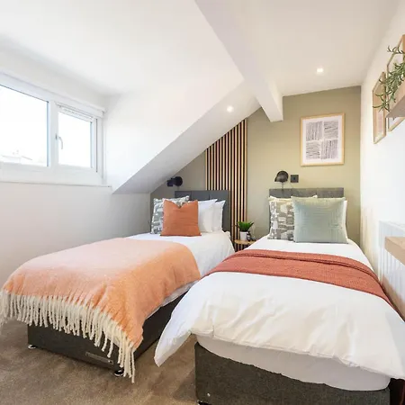 Stylish 2 Bedroom Flat Near Centre With Free Parking, Ideal For Contractors & Long - Nordstay Lägenhet