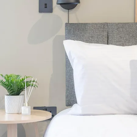 Modern 2 Bedroom Flat Near Centre With Free Parking, Ideal For Contractors & Long - Nordstay 아파트 *