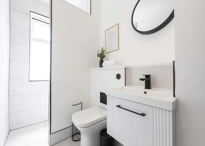 Modern 2 Bedroom Flat Near Centre With Free Parking, Ideal For Contractors & Long - Nordstay * Leeds (West Yorkshire)