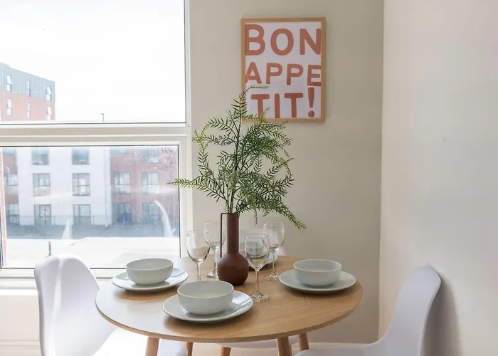 Modern 2 Bedroom Flat Near Centre With Free Parking, Ideal For Contractors & Long - Nordstay