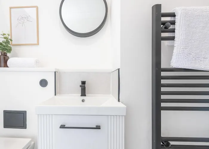 Modern 2 Bedroom Flat Near Centre With Free Parking, Ideal For Contractors & Long - Nordstay *