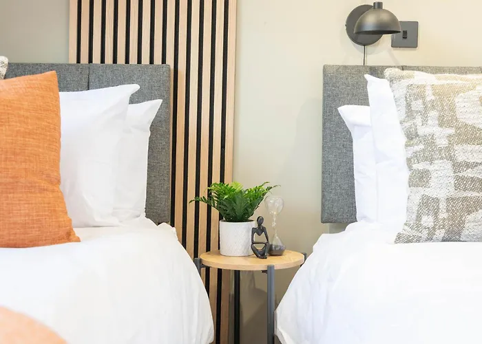 Modern 2 Bedroom Flat Near Centre With Free Parking, Ideal For Contractors & Long - Nordstay * Leeds (West Yorkshire)