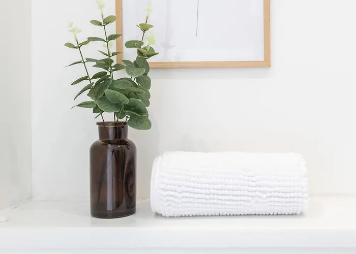 Modern 2 Bedroom Flat Near Centre With Free Parking, Ideal For Contractors & Long - Nordstay