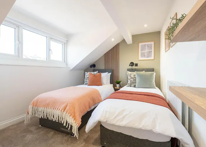 Modern 2 Bedroom Flat Near Centre With Free Parking, Ideal For Contractors & Long - Nordstay Apartamento