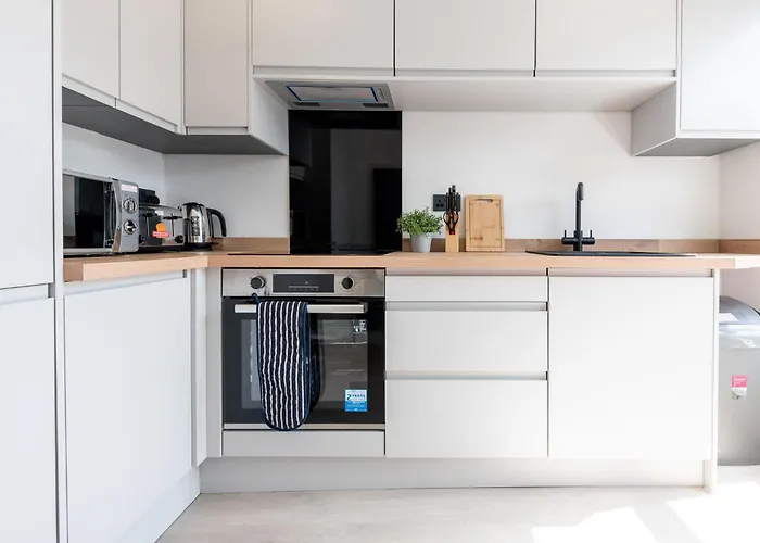 Modern 2 Bedroom Flat Near Centre With Free Parking, Ideal For Contractors & Long - Nordstay Apartamento *