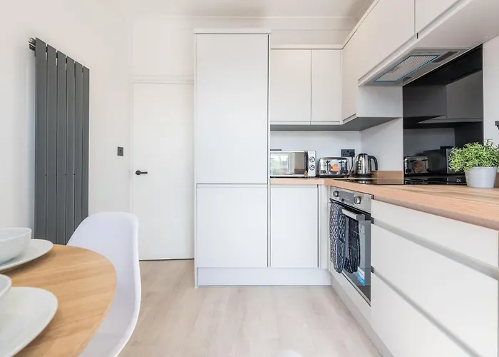 Modern 2 Bedroom Flat Near Centre With Free Parking, Ideal For Contractors & Long - Nordstay * Leeds (West Yorkshire)