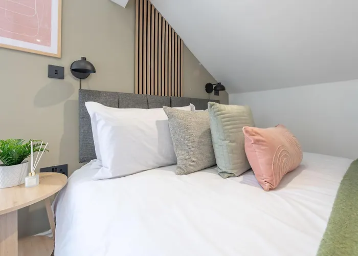 Modern 2 Bedroom Flat Near Centre With Free Parking, Ideal For Contractors & Long - Nordstay