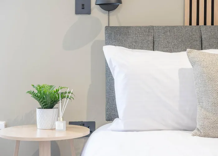 Modern 2 Bedroom Flat Near Centre With Free Parking, Ideal For Contractors & Long - Nordstay Apartamento *