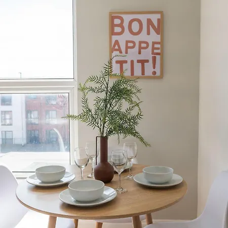 Modern 2 Bedroom Flat Near Centre With Free Parking, Ideal For Contractors & Long - Nordstay