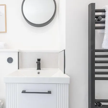 Modern 2 Bedroom Flat Near Centre With Free Parking, Ideal For Contractors & Long - Nordstay *