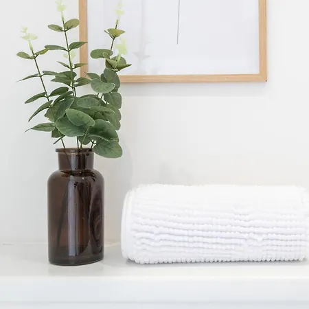 Modern 2 Bedroom Flat Near Centre With Free Parking, Ideal For Contractors & Long - Nordstay