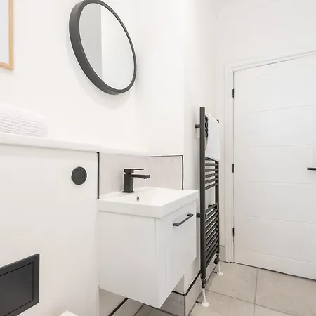 Apartamento Stylish 2 Bedroom Flat Near Centre With Free Parking, Ideal For Contractors & Long - Nordstay