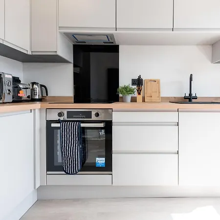 Modern 2 Bedroom Flat Near Centre With Free Parking, Ideal For Contractors & Long - Nordstay 公寓 *