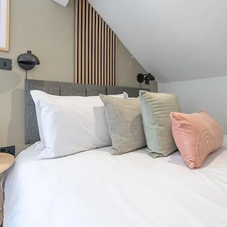 Modern 2 Bedroom Flat Near Centre With Free Parking, Ideal For Contractors & Long - Nordstay